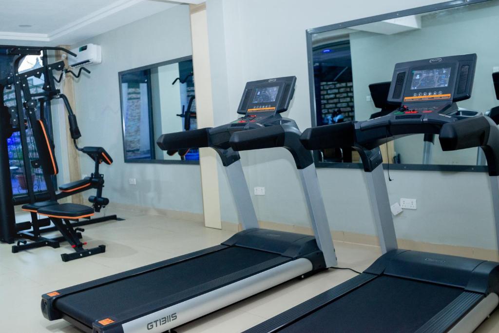 Fitness centrum a/nebo fitness zařízení v ubytování Carlton Swiss Grand Hotel