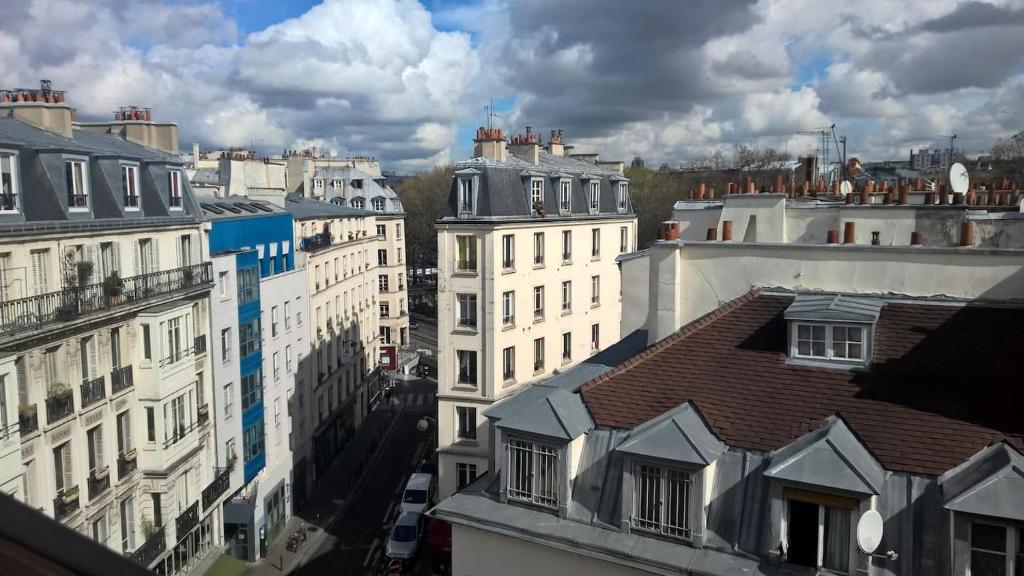 une vue sur un tas de bâtiments d'une ville dans l'établissement Charmante studette Paris Canal Saint Martin, à Paris