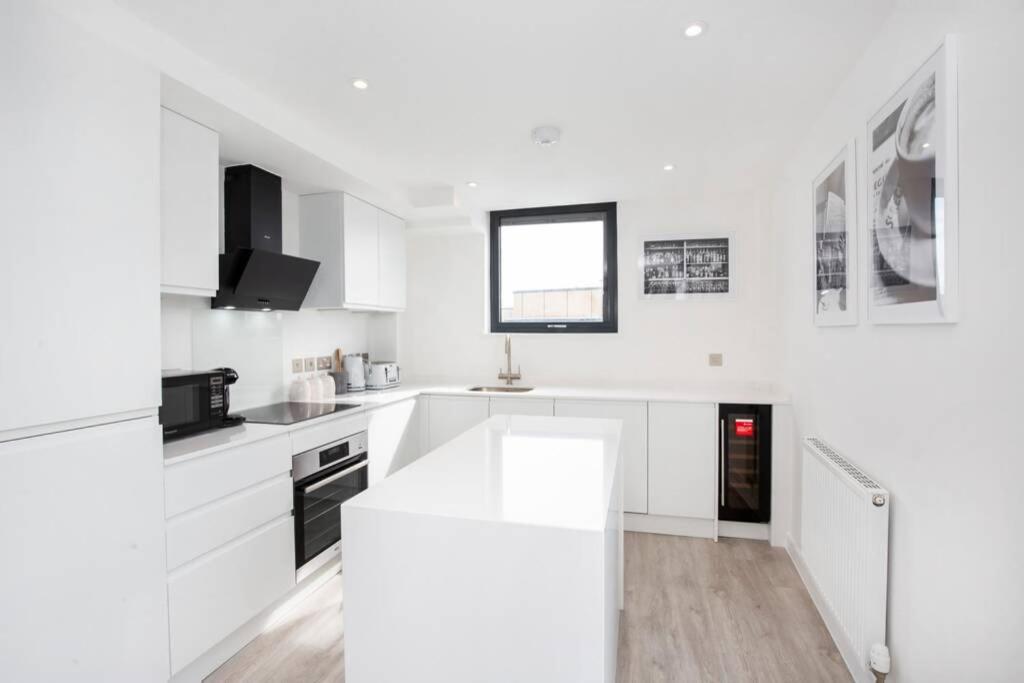 2 Bedroom Penthouse - large balcony - Minster view