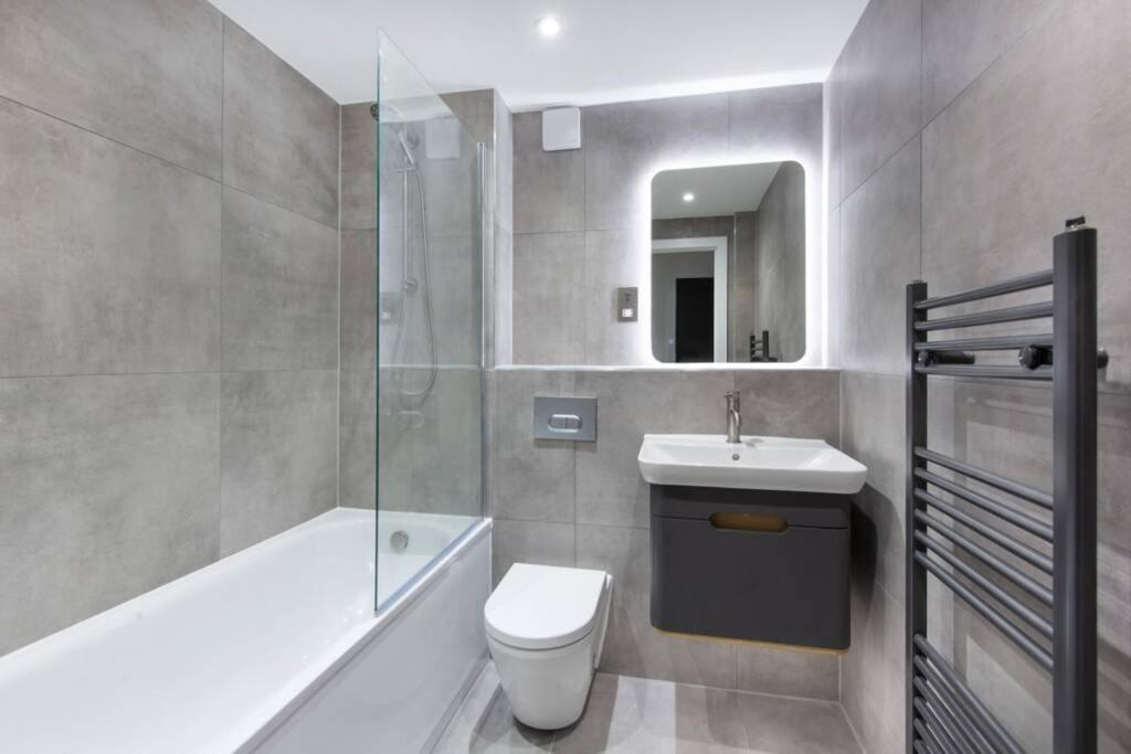 2 Bedroom Penthouse - large balcony - Minster view 8