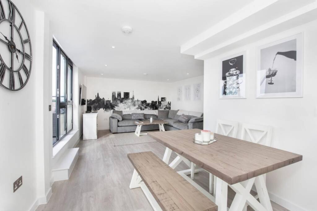 2 Bedroom Penthouse - large balcony - Minster view 4
