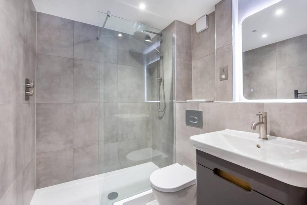 2 Bedroom Penthouse - large balcony - Minster view 3