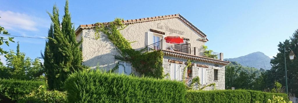 a house with ivy growing on the side of it at Hôtel La Vigneraie in Levens