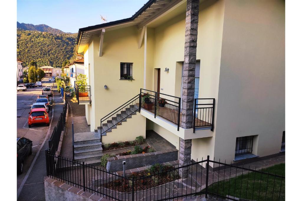 um edifício de apartamentos com uma varanda e uma rua em LORA GIUSTA GUEST HOUSE em Como