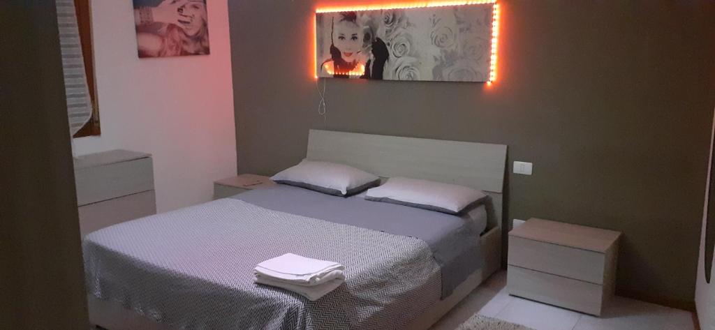 ヴェローナにあるBorgo Roma vic Fieraのベッドルーム1室(ベッド1台、タオル2枚付)