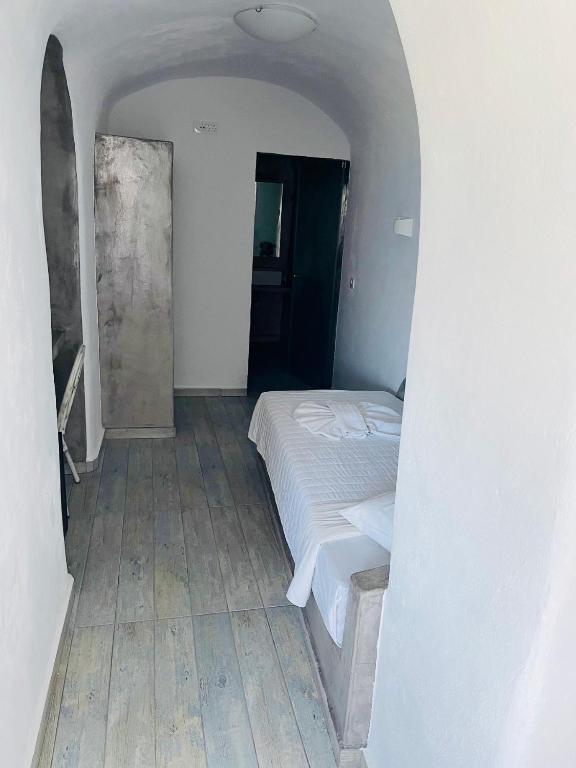 Loucas on the Cliff - Resim 13