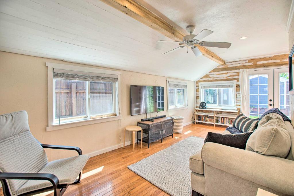 uma sala de estar com um sofá e uma ventoinha de tecto em Modern House with Yard Less Than 7 Mi to Dtwn Denver! em Denver
