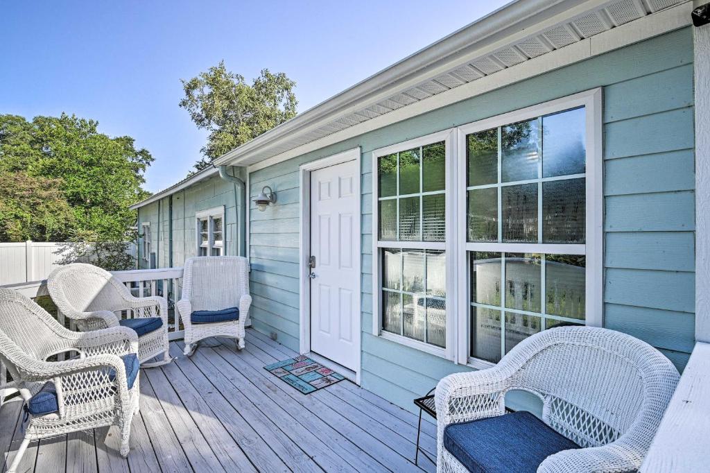 un porche con sillas de mimbre en una casa azul en Murrells Inlet Studio Less Than 2 Mi to Marsh Walk, en Myrtle Beach