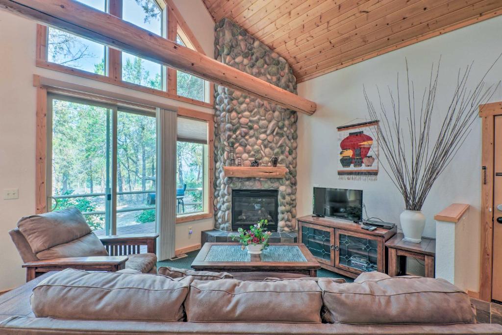 uma sala de estar com um sofá e uma lareira em Klamath Falls Family Cottage Hike and Explore! em Klamath Falls