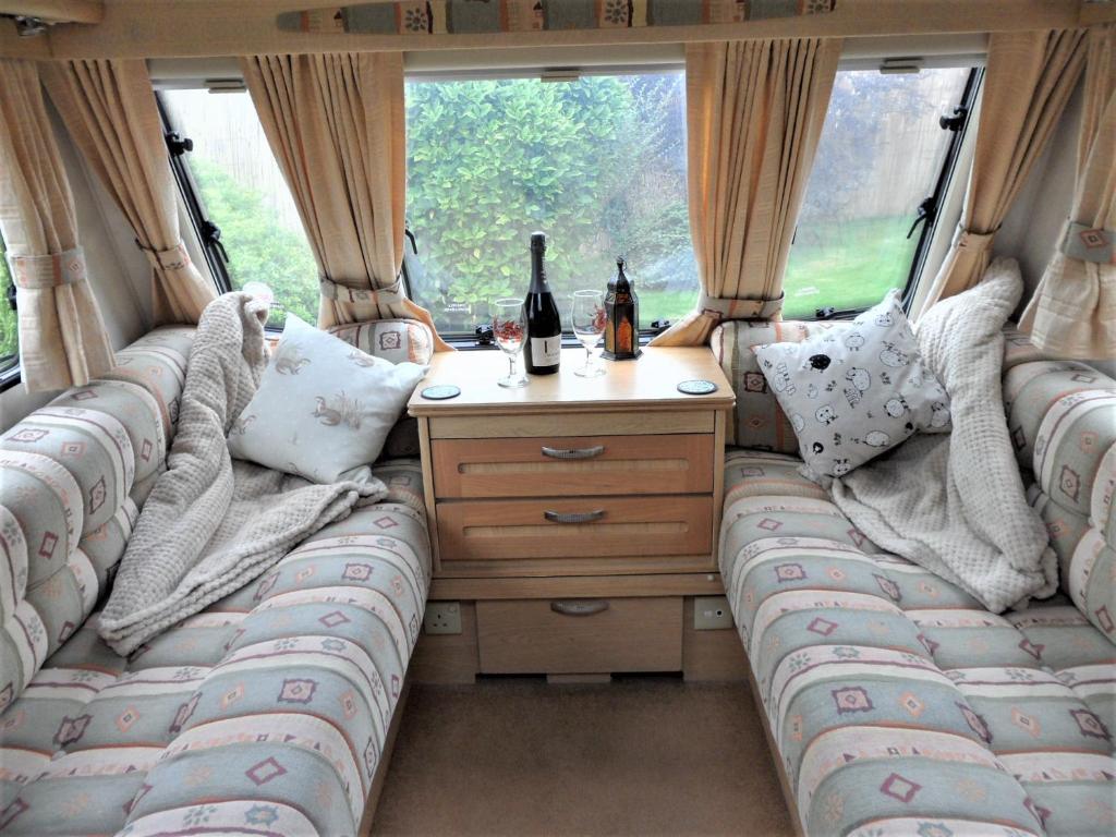 uma caravana com duas camas e uma secretária no meio em Y Ffau - A gorgeous little caravan em Knighton