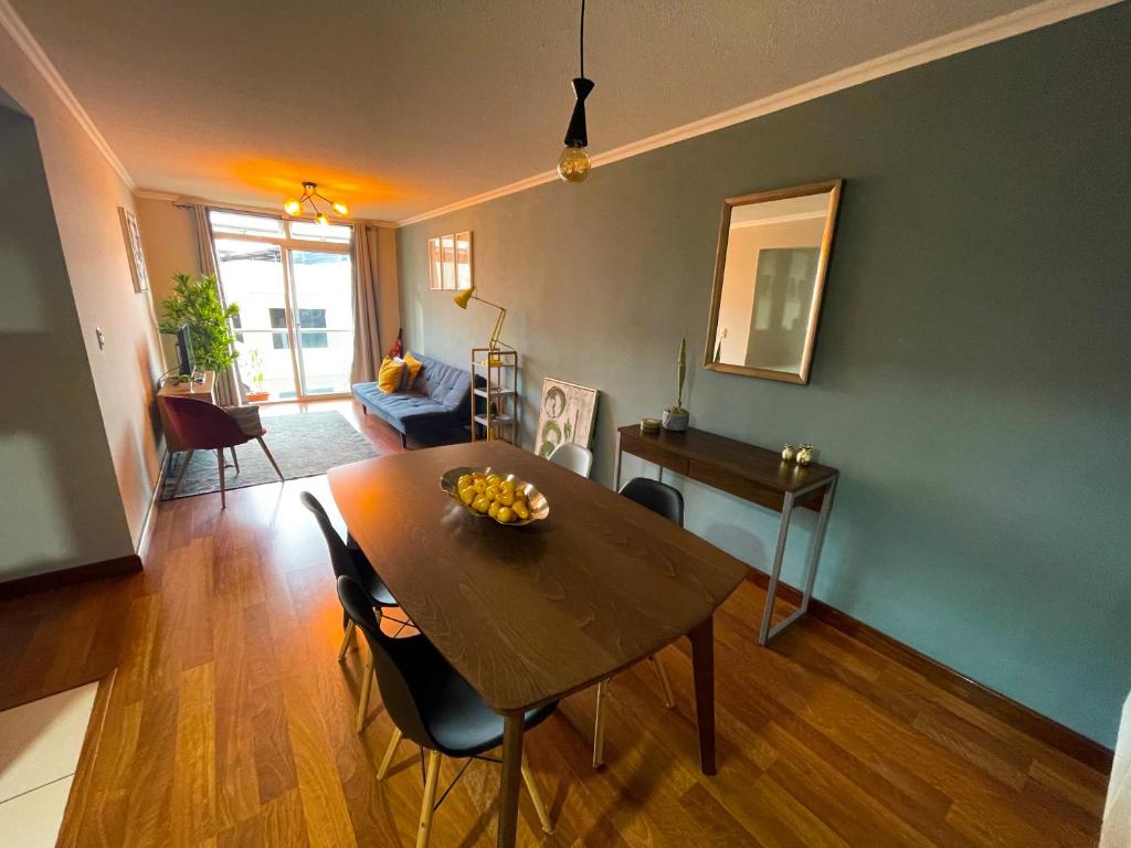 a living room with a table and a dining room at Habitación cómoda y céntrica in Guatemala