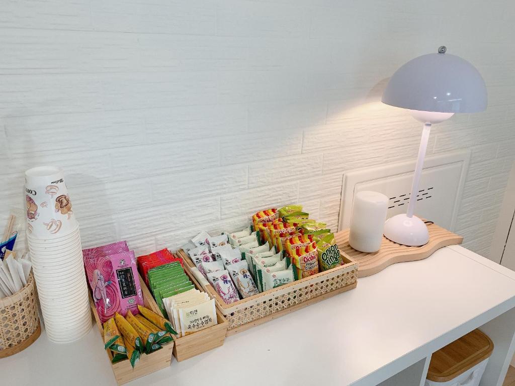 una mesa con una lámpara y una bandeja de comida en Cozy Homestay, en Tainan