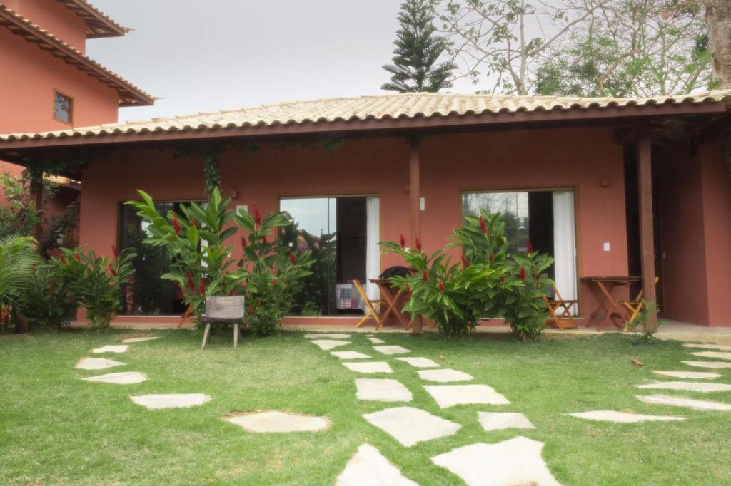 uma casa com um jardim em frente em Hospedaria Oitis em Búzios