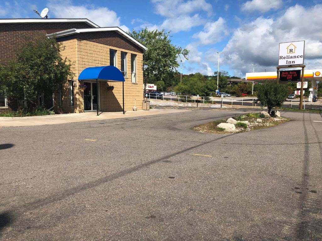 una calle vacía frente a una gasolinera en Reliance Inn, en Wausau