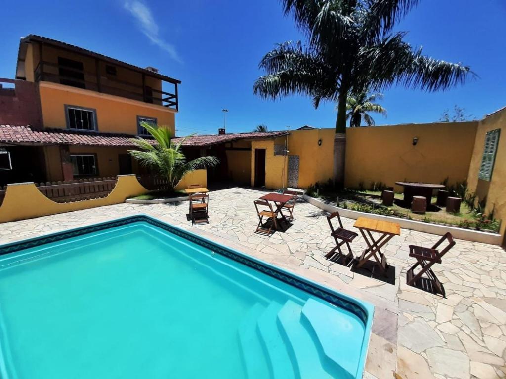 a swimming pool in a yard with a building at Casarão Familiar Eixo Cabo Frio Buzios com piscinão in Cabo Frio