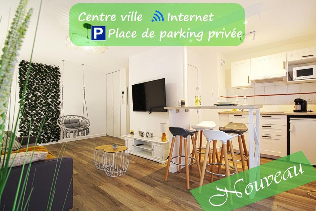 - une cuisine avec des placards blancs et des tabourets dans une pièce dans l'établissement L'Evasion Lourdaise Terrasse Centre Parking wifi, à Lourdes