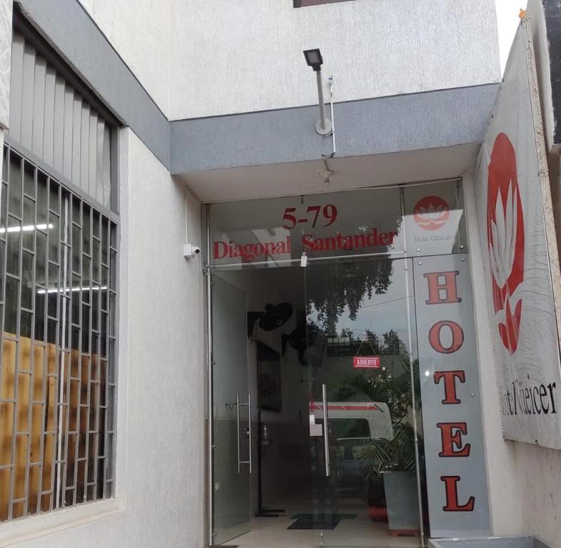 een gebouw met een bord dat omgeleid koopwaar leest bij Hotel Gueicer Cucuta in Cúcuta