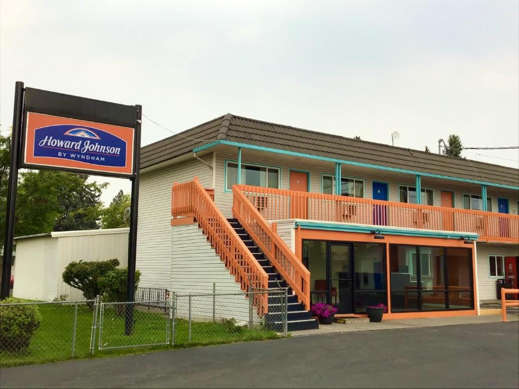 un edificio con una escalera naranja delante de él en Howard Johnson by Wyndham Spokane en Spokane