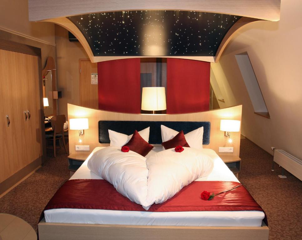 Postel nebo postele na pokoji v ubytování Villa Ludwig Suite Hotel