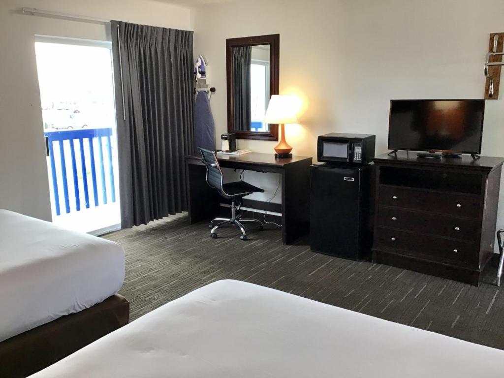 Postel nebo postele na pokoji v ubytování Howard Johnson by Wyndham Spokane
