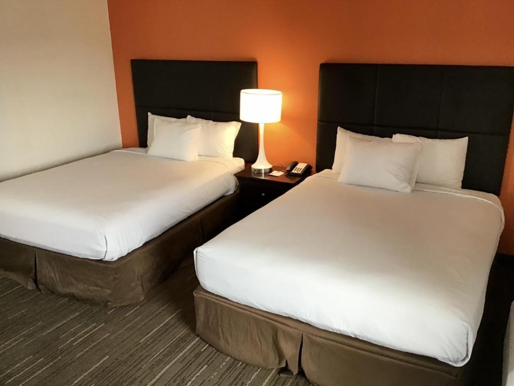 Postel nebo postele na pokoji v ubytování Howard Johnson by Wyndham Spokane