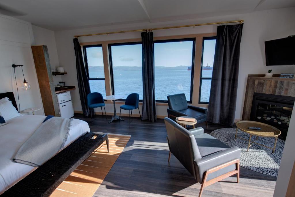 TV a/nebo společenská místnost v ubytování Bowline Hotel
