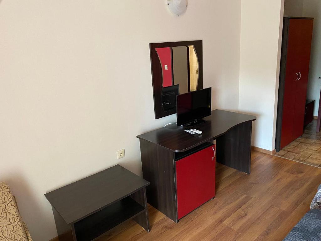 TV a/nebo společenská místnost v ubytování Hotel Sea Star Приморско