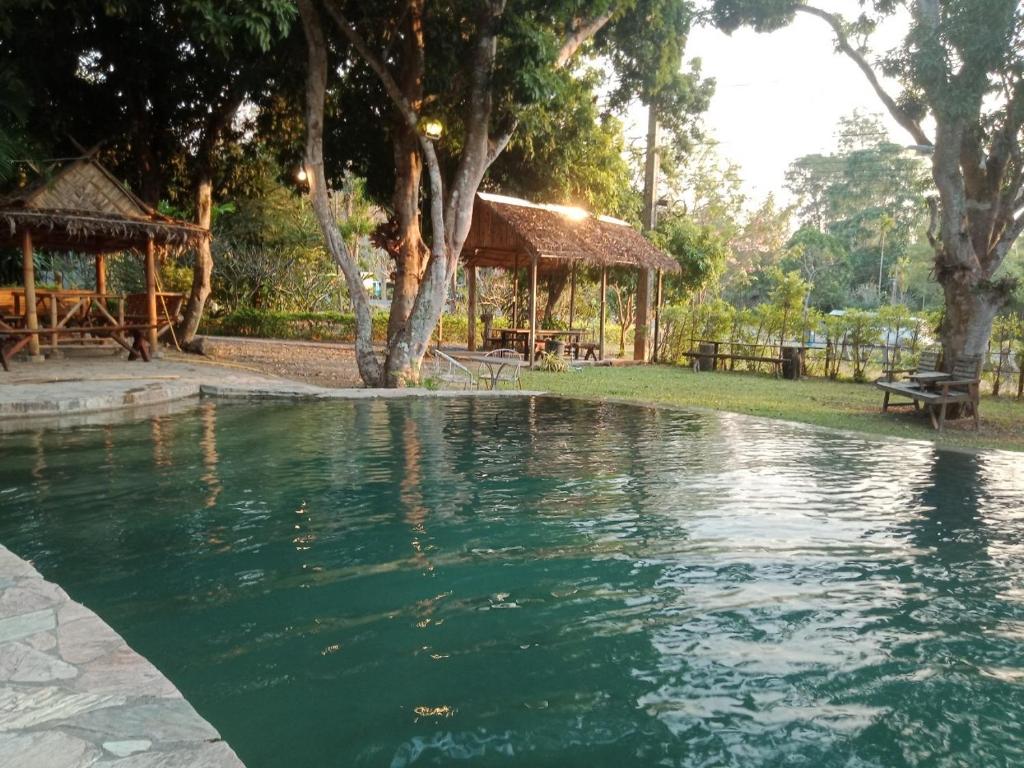Bazén v ubytování NonKan HomeStay นอนกาญจน์ โฮมสเตย์ nebo v jeho okolí