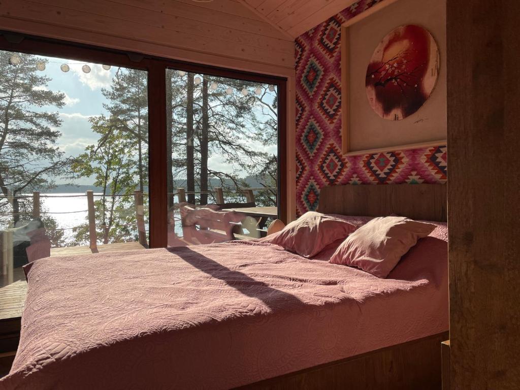 Postel nebo postele na pokoji v ubytování Domek Dziesiątka Borsk nad samym jeziorem - pierwsza linia