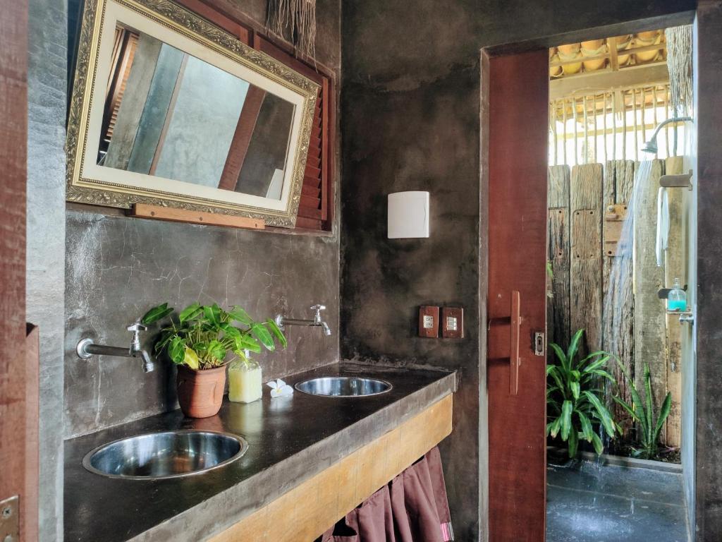 un bagno con due lavandini e uno specchio di Convento Arcádia ad Atins