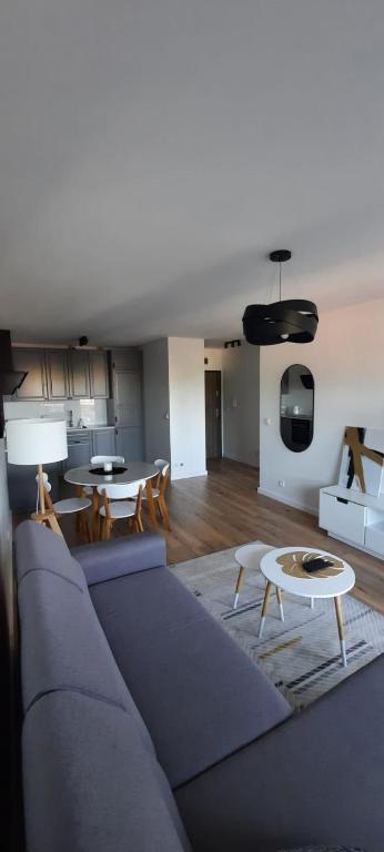- un salon avec un canapé et une table dans l'établissement Apartament Nel, à Zielona Góra