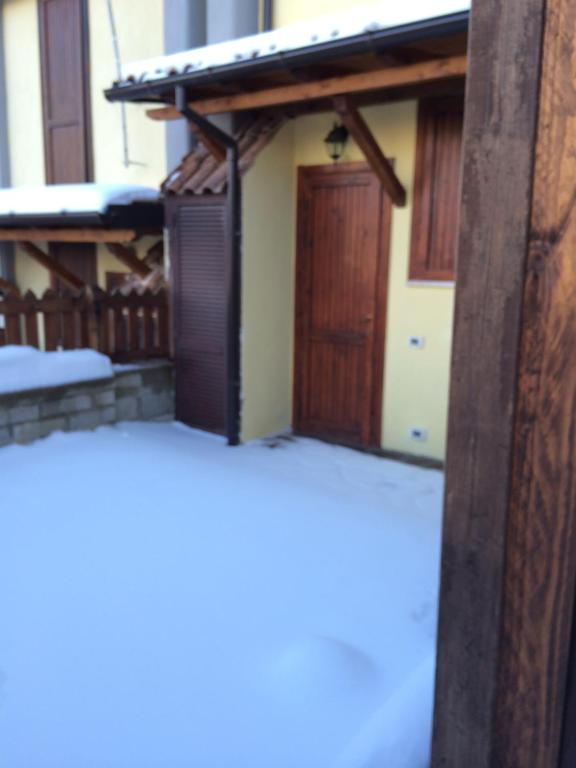 a small house with snow on the roof at Casa vacanze Amatrice in Arafranca