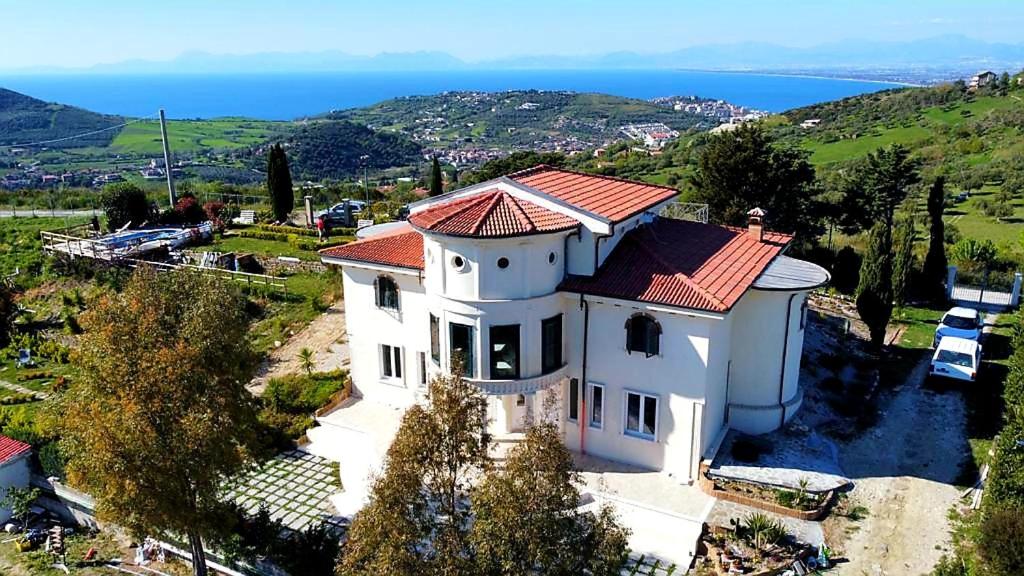 een groot wit huis met een rood dak bij Domus Mare Cilento in Agropoli