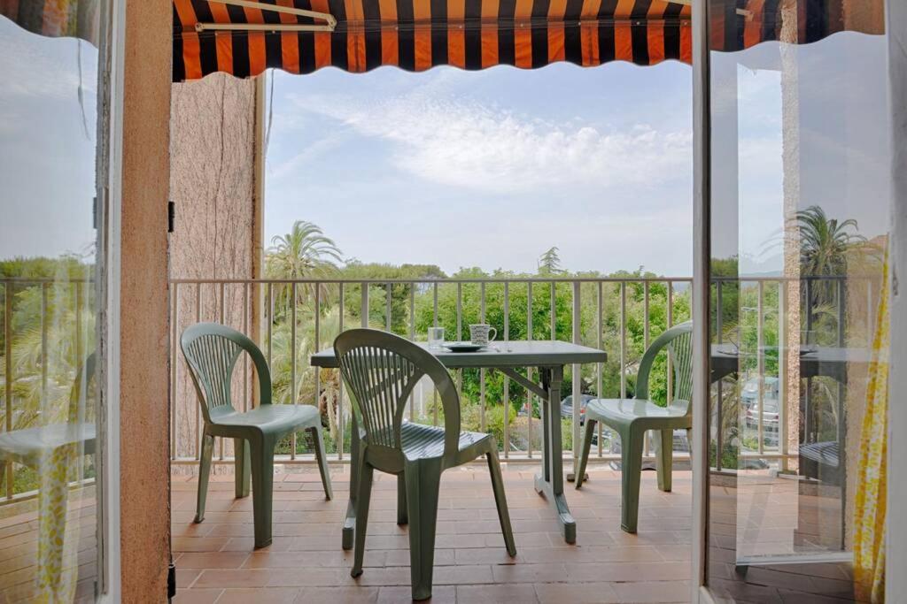 Galeriebild der Unterkunft ST-CYR - Studio avec balcon, vue mer et proche plage in Saint-Cyr-sur-Mer