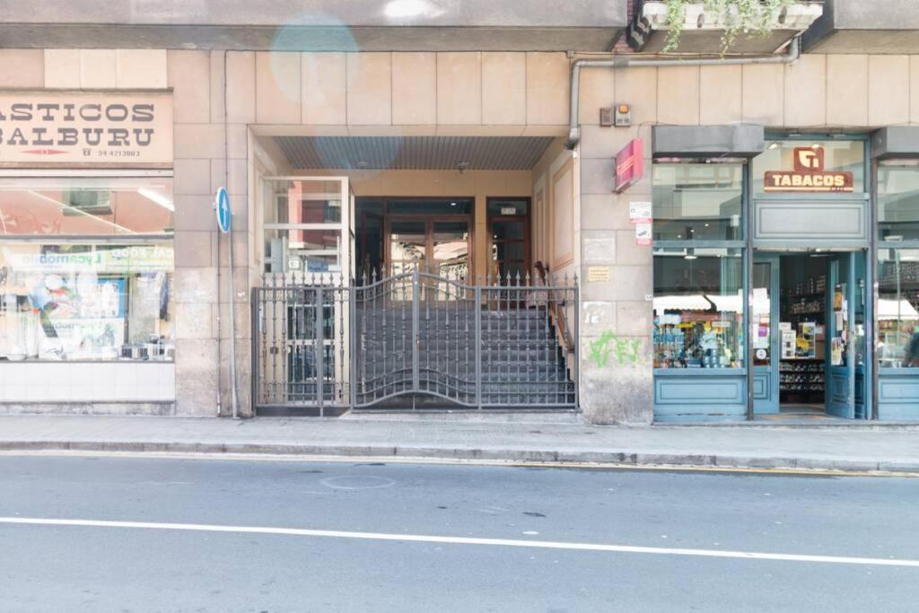fasada sklepu z bramą na ulicy miejskiej w obiekcie New Station by Staynnapartments w mieście Bilbao