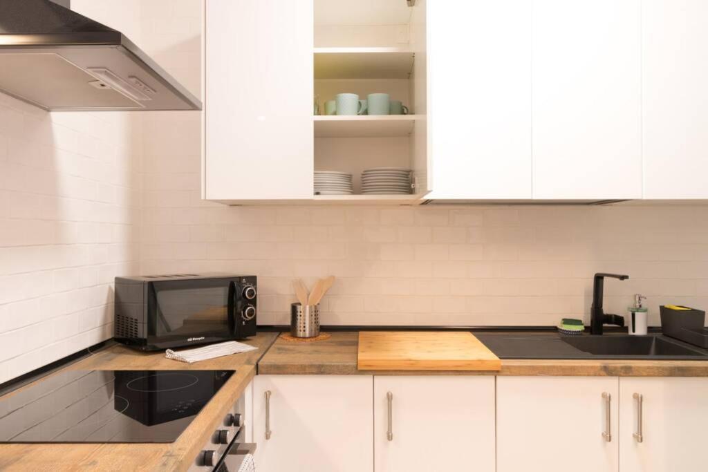 Kuchnia lub aneks kuchenny w obiekcie New Station by Staynnapartments