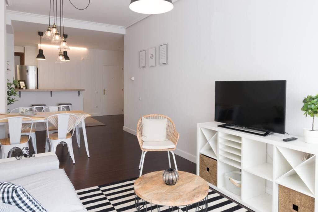 Telewizja i/lub zestaw kina domowego w obiekcie New Station by Staynnapartments