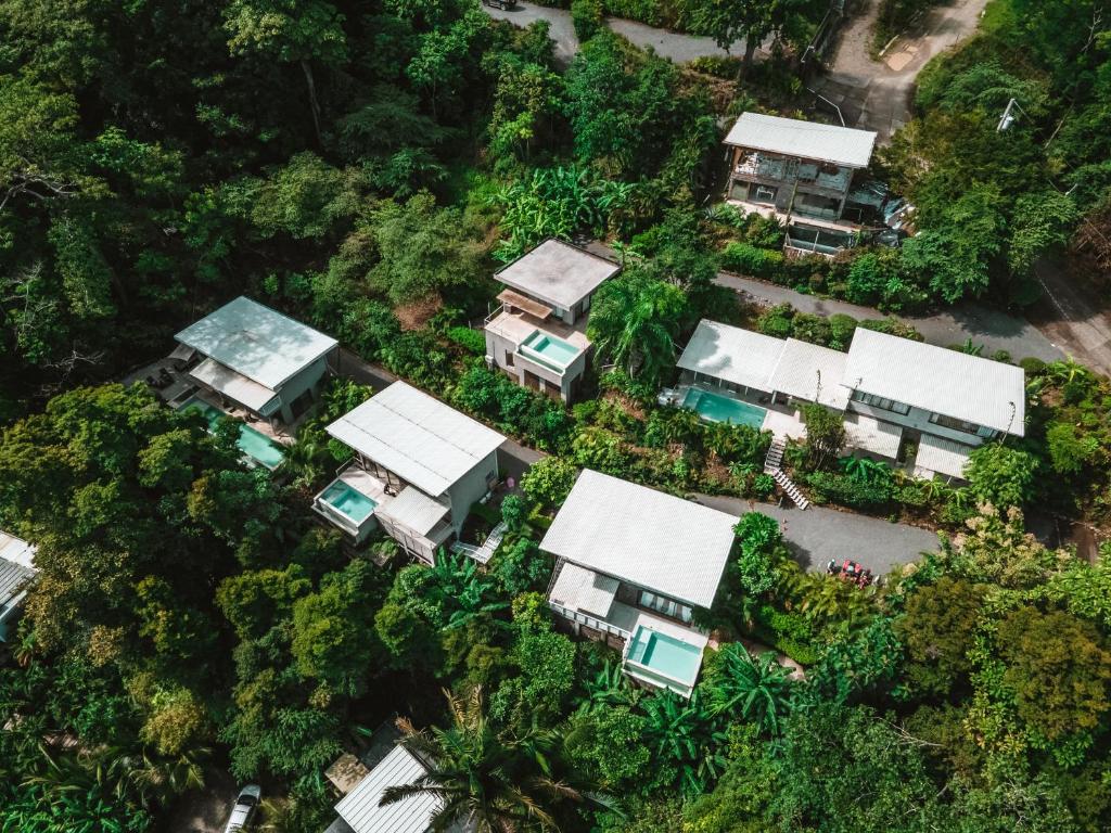 uma vista geral das casas numa floresta em Akwa Resorts Ocean View em Santa Teresa