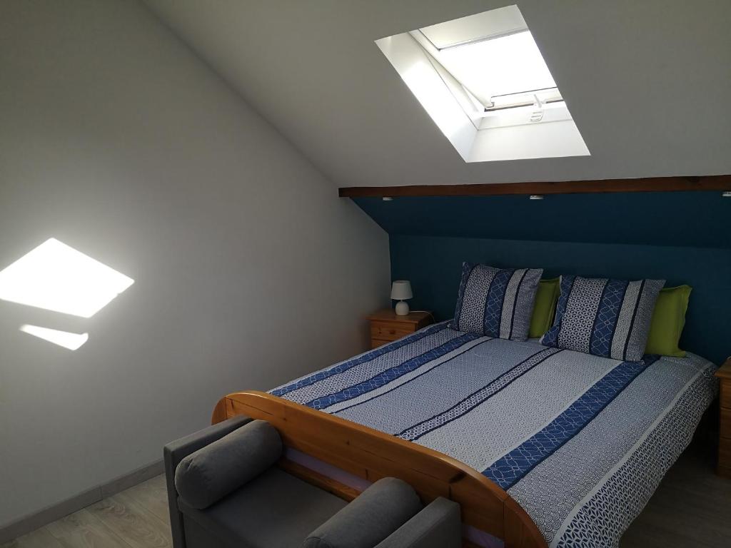 um quarto com uma cama e uma clarabóia em Duplex cozy em Montigny-lès-Metz