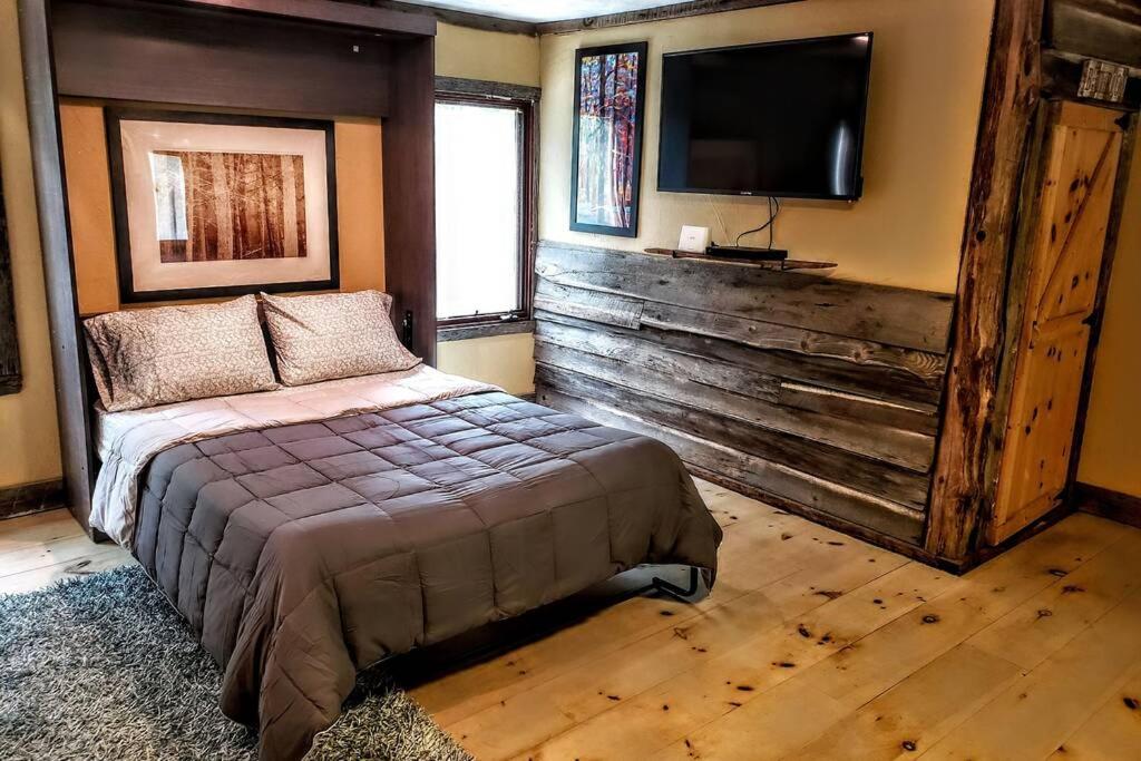 Postel nebo postele na pokoji v ubytování Chickahominy River Home Close to Williamsburg