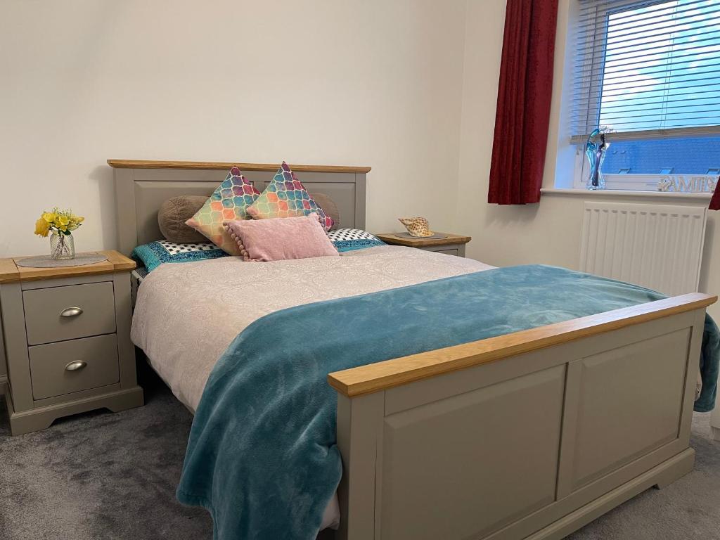 een slaapkamer met een groot bed met kussens erop bij White house in Milton Keynes