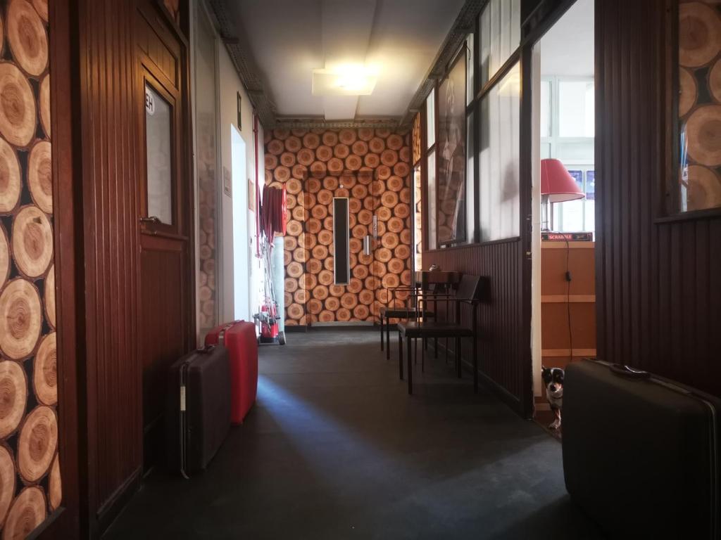 Posezení v ubytování GHOSTeL 1st - Aventure Alternative - GUEST HOUSE - Arts-Factory-Experience - For artists, makers and open minds - Attention, we are not a hotel and are not adapted for everybody - Read host warnings before reservation - WWW,PROVIDENCE,BE asbl
