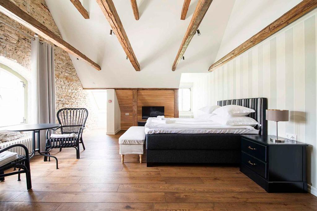 a bedroom with a bed and a table and chairs at Ungru Guesthouse in Suuresadama