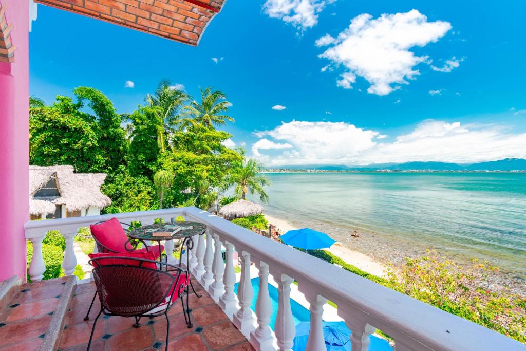 un balcón de una casa con vistas al océano en Villas Jardin Del Mar en Cruz de Huanacaxtle
