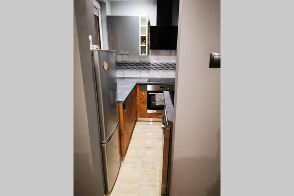 una cocina con electrodomésticos de acero inoxidable y un pasillo en Apartament wysokim standardzie en Kwidzyn