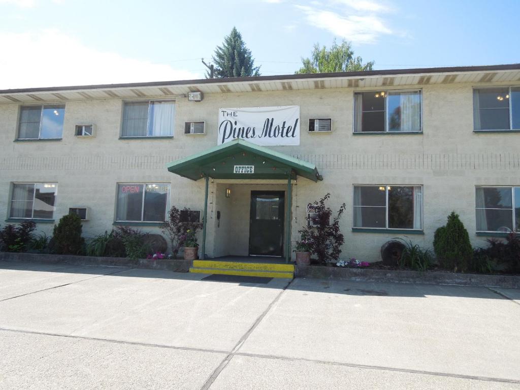 een gebouw met een bord dat de schijnmarkt leest bij The Pines Motel in Saint Maries