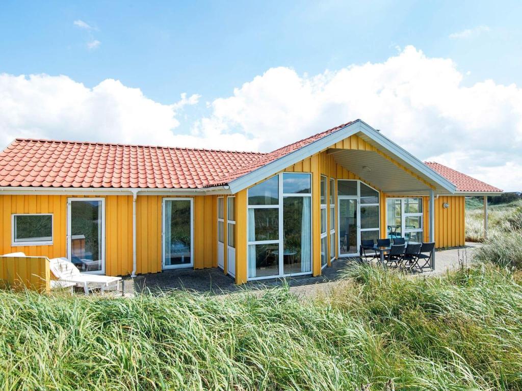ロッケンにある10 person holiday home in L kkenの赤屋根の小黄色い家