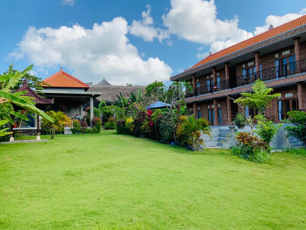 a large yard in front of a building at Putu Homestay in Canggu