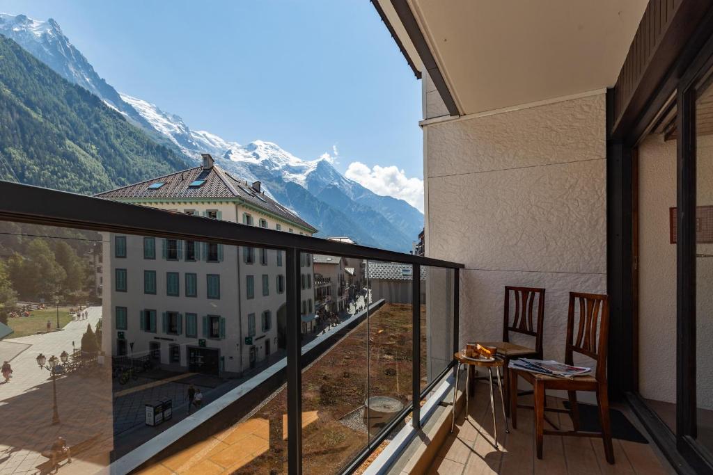 einen Balkon mit Bergblick in der Unterkunft Appartement L'Outa 111 - Happy Rentals in Chamonix-Mont-Blanc