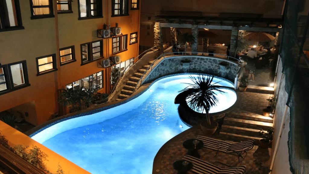 vista sul soffitto di una piscina in un edificio di 1775 Adriatico Suites a Manila